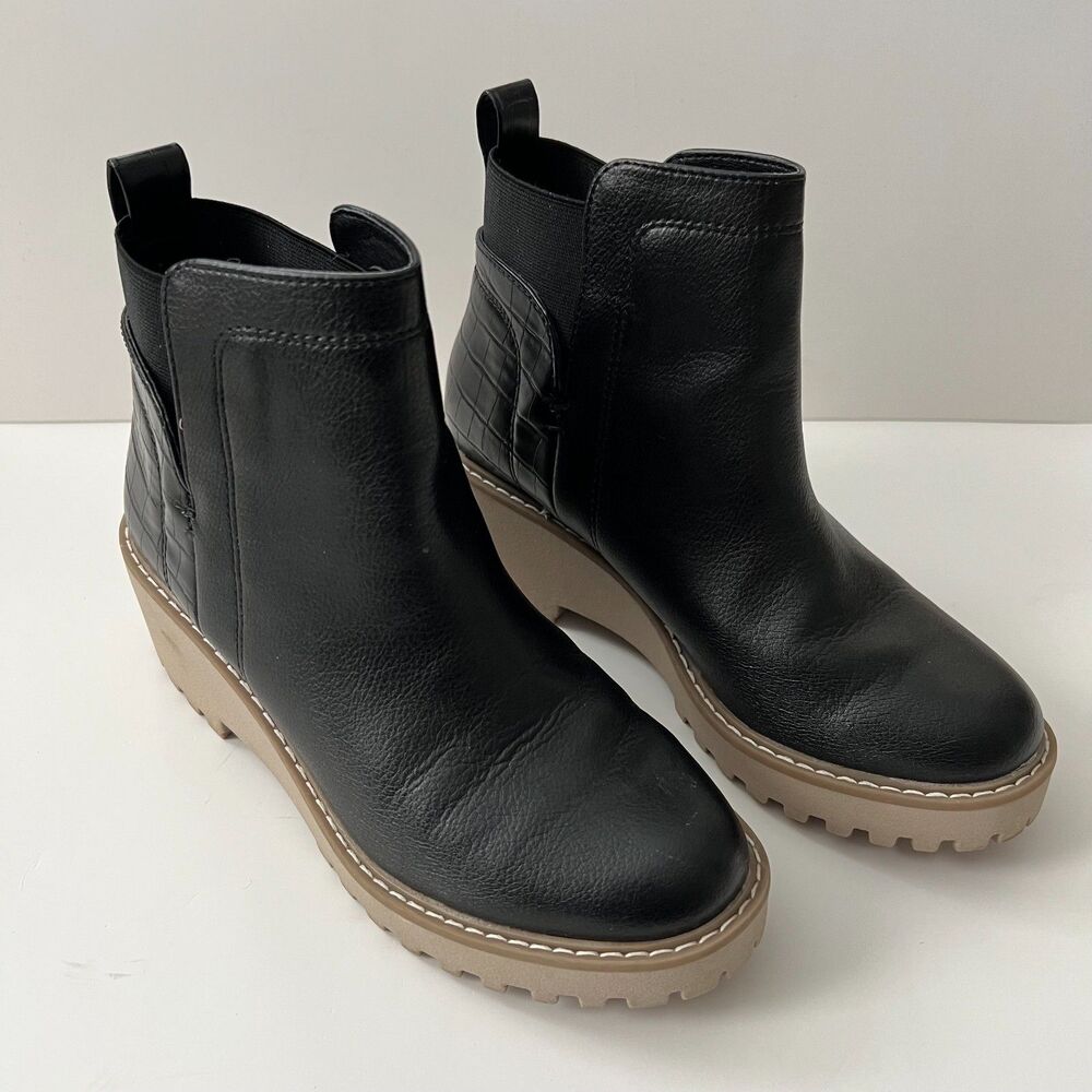DV Dolce Vita Rielle Chelsea Black Leather Ankle Bootie 2" Height Heel Size 6.5